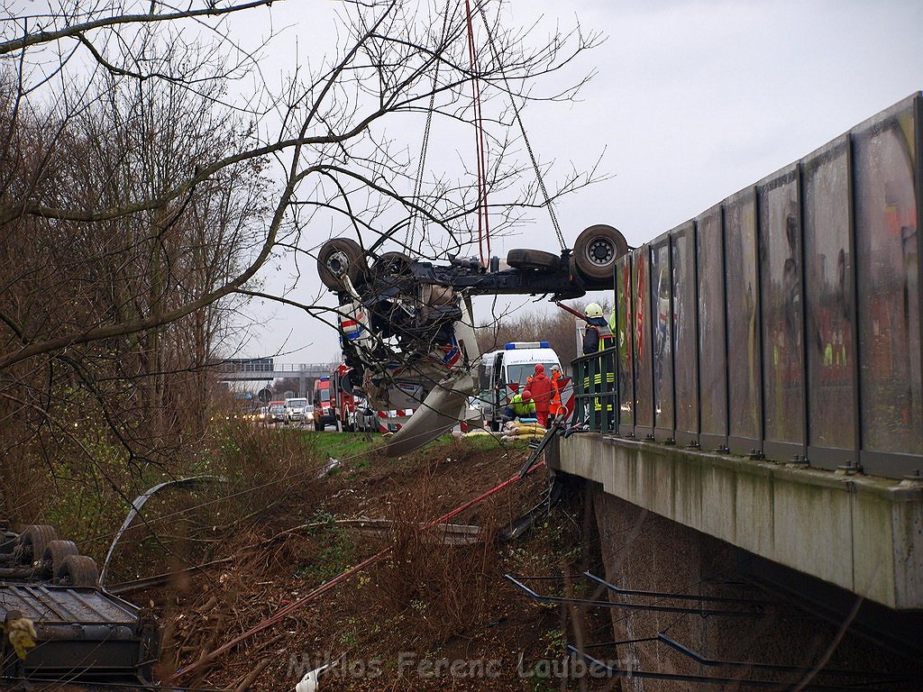 LKW stuerzt um A 3 Rich Frankfurt AK Heumar P0702.JPG